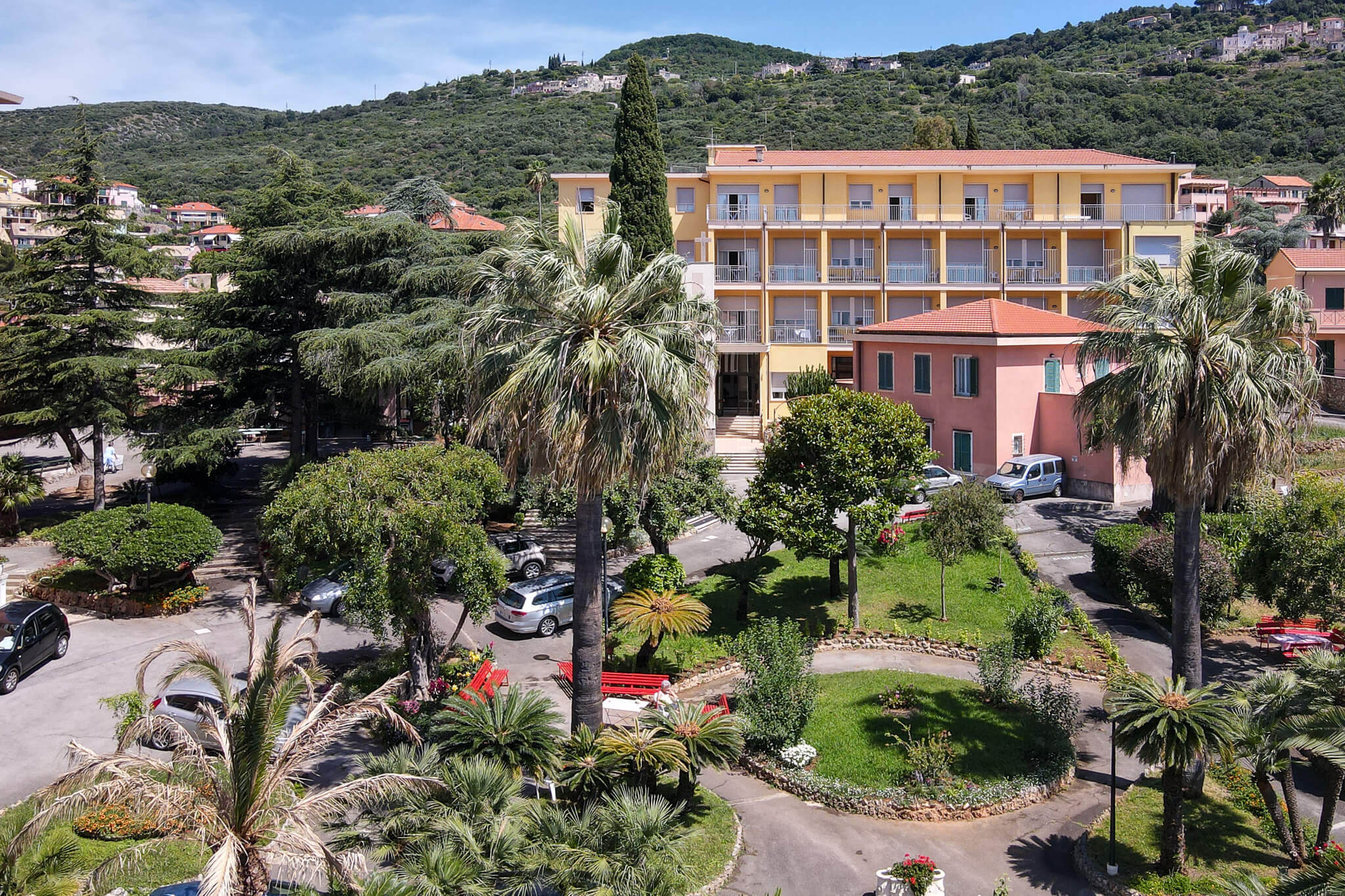 piccolo edificio rosa che ospita singole persone in pensione alberghiera