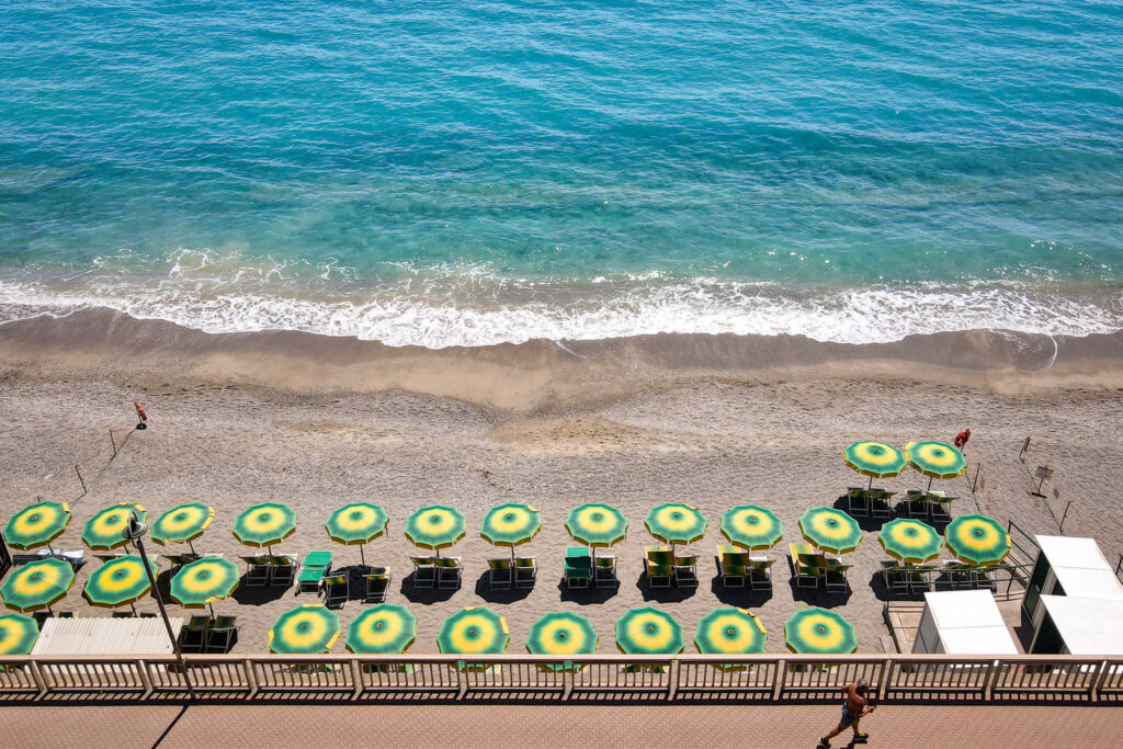 spiaggia attrezzata con ombelloni e lettini con un mare favoloso