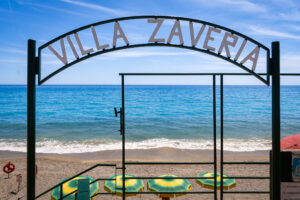 spiaggia privata con insegna di villa zaveria